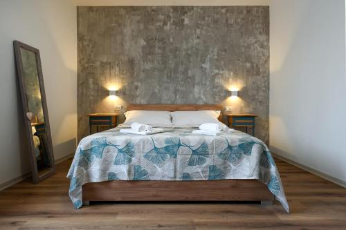 una camera con un letto con due lampade su due tavoli di Vicino ospedali e colli - vista sul torrente rilassante a Battaglia Terme