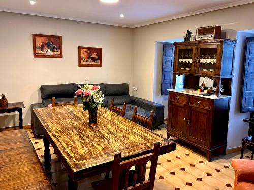 uma sala de estar com uma mesa e um sofá em Casa Narcisa - Perfecta para familias y grupos - Valle del Silencio em San Clemente de Valdueza