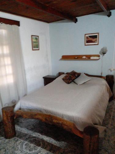 a bedroom with a bed in a room at Lo de Fabi in La Coronilla