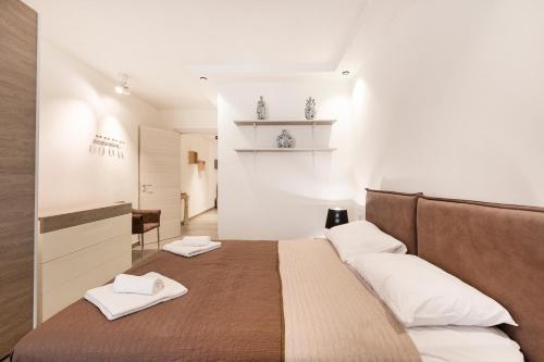 1 dormitorio con 1 cama y 2 toallas blancas en Top location! Cozy 1-BR flat, en Il-Gżira