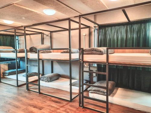 Cette chambre comprend 4 lits superposés. dans l'établissement Bus Hostel Reykjavik, à Reykjavik