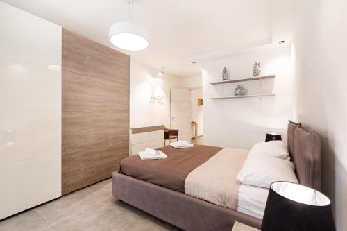 1 dormitorio pequeño con 1 cama y 2 mesas en Top location! Cozy 1-BR flat en Il-Gżira