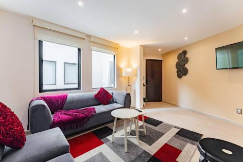 a living room with a couch and a table at Moderno departamento en el corazón de la Roma in Mexico City