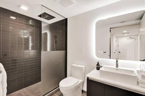 uma casa de banho com um WC, um lavatório e um espelho. em Miami Studio Light View em Miami