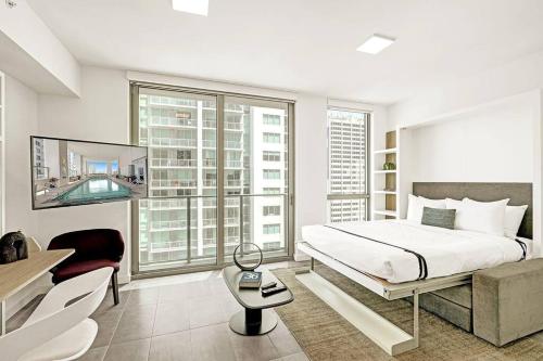 um quarto com uma cama grande e uma janela grande em Miami Studio Light View em Miami
