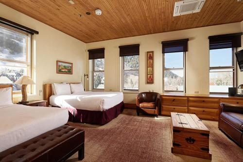 Independence Square Unit 313, Downtown Hotel Room in Aspen with Rooftop Hot Tub photo 2