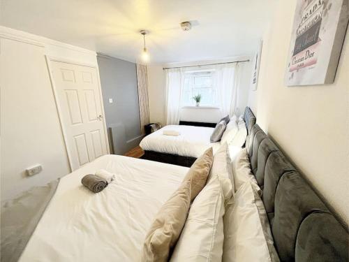 Postel nebo postele na pokoji v ubytování Cosy Croydon Apt Sleeps 5