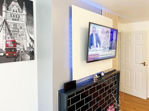 TV a/nebo společenská místnost v ubytování Cosy Croydon Apt Sleeps 5
