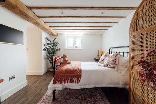 Un pat sau paturi într-o cameră la Herts Haven, Luxury 2 Bedroom En Suite Barn With Beautiful Views, Free Parking, PS5 & More!