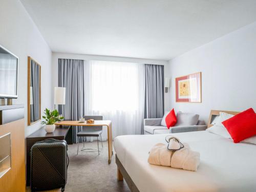 una camera d'albergo con letto e scrivania di Novotel Glasgow Centre a Glasgow