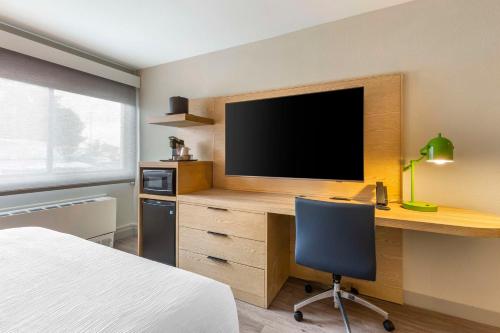 TV a/nebo společenská místnost v ubytování Best Western Plus Butte Plaza Inn