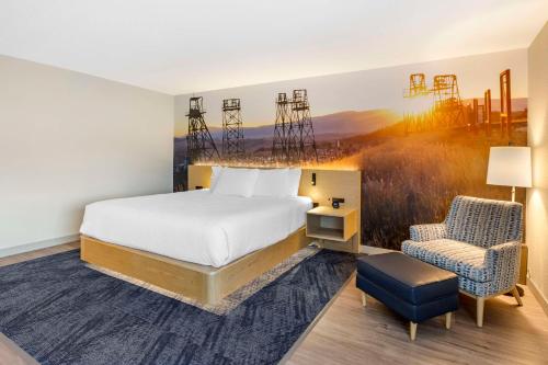 Habitación de hotel con cama y silla en Best Western Plus Butte Plaza Inn en Butte