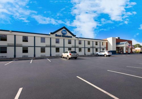 a building with two cars parked in a parking lot at Best Western Adena Inn in Chillicothe