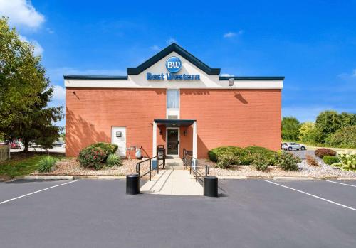a building with a sign that reads best warehouse at Best Western Adena Inn in Chillicothe