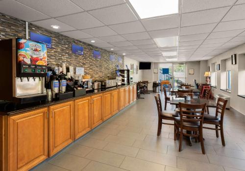 A restaurant or other place to eat at Best Western Adena Inn