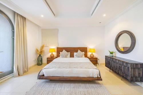 Postel nebo postele na pokoji v ubytování Contemporary Villa With Stunning View Of The Sea