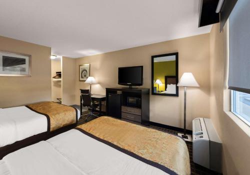 Best Western Adena Inn في تشيليكوث: غرفة فندقية بسريرين وتلفزيون بشاشة مسطحة