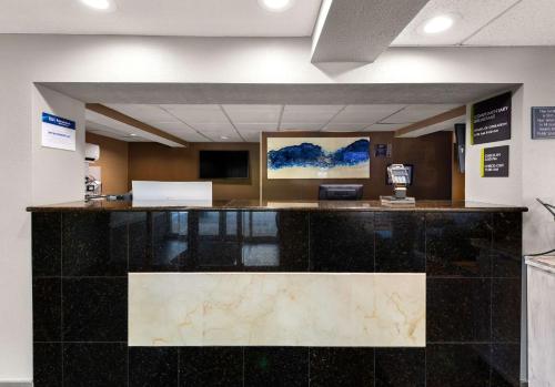 an office lobby with a large marble counter top at Best Western Adena Inn in Chillicothe