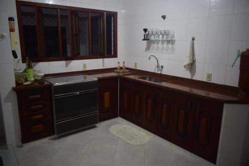 eine Küche mit Spüle und Geschirrspüler in der Unterkunft Casa Verde do Peró in Cabo Frio