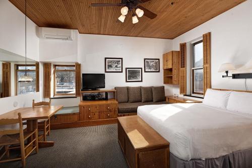 Independence Square 311, Best Location! Hotel Room with Rooftop Hot Tub in Aspen photo 2