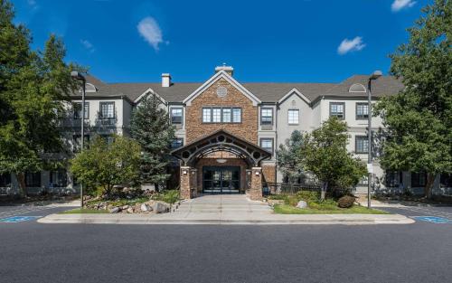 un gran edificio de ladrillo con entrada en Sonesta ES Suites Denver South Park Meadows, en Lone Tree