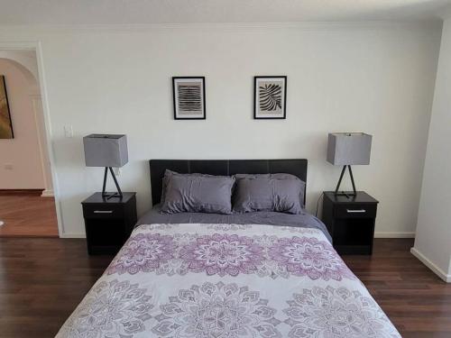 - une chambre avec un grand lit et deux lampes dans l'établissement Lujoso apartamento en Bellavista, à Quito