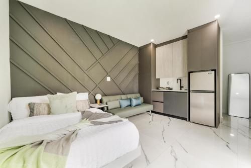 um quarto com uma cama grande e uma cozinha em Miami Apartment 1BR Kitchen 3 Guests L10A em Miami