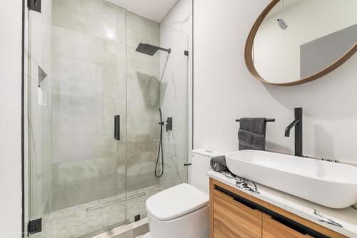 uma casa de banho com um chuveiro, um lavatório e um WC. em Miami Apartment 1BR Kitchen 3 Guests L10A em Miami
