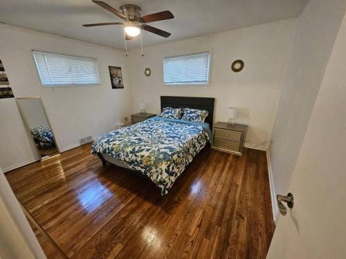 um quarto com uma cama e uma ventoinha de tecto em 3bedroom Home@South Euclid em Cleveland