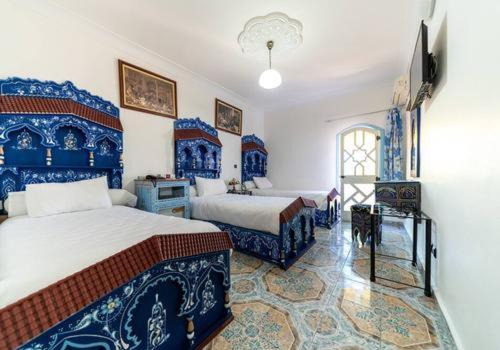 - une chambre avec 2 lits en bleu et blanc dans l'établissement Moon Light wolfie, à Marrakech