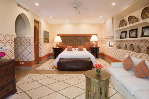 une chambre d'hôtel avec un lit et un canapé dans l'établissement Moon Light wolfie, à Marrakech