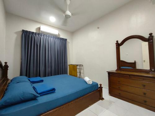 Homestay Melaka Baitul Saadah في ميلاكا: غرفة نوم بسرير وخزانة ومرآة