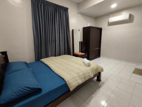Homestay Melaka Baitul Saadah في ميلاكا: غرفة نوم بسرير ازرق ونافذة