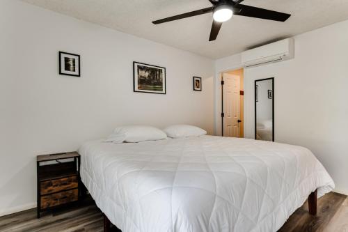 a bedroom with a white bed with a ceiling fan at Modern Retreat near UofO, Autzen Stadium, Amazon Park #2 in Eugene