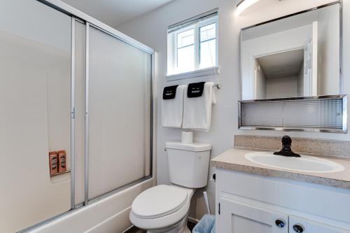 un bagno con un water, un lavandino e uno specchio di Modern Retreat near UofO, Autzen Stadium, Amazon Park #2 a Eugene