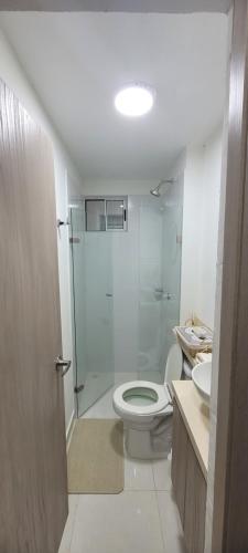 uma casa de banho com um chuveiro, um WC e um lavatório. em Hermoso apartamento cerca a las playas de Marbella en Cartagena em Cartagena das Índias