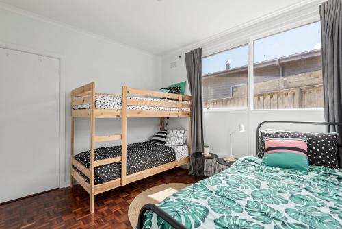 1 dormitorio con litera y 1 litera en Surfside, en Point Lonsdale