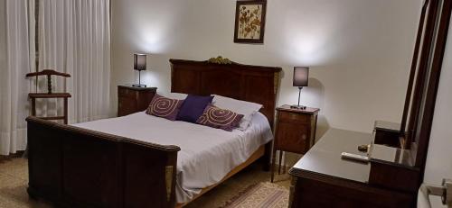a bedroom with a bed with two night stands and two lamps at Departamento 2 dormitorios Microcentro in Corrientes
