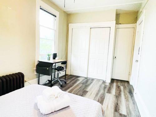 a bedroom with a bed and a desk and a window at #6 Studio/ Downtown San Jose/Parking/laundry/SJSU in San Jose