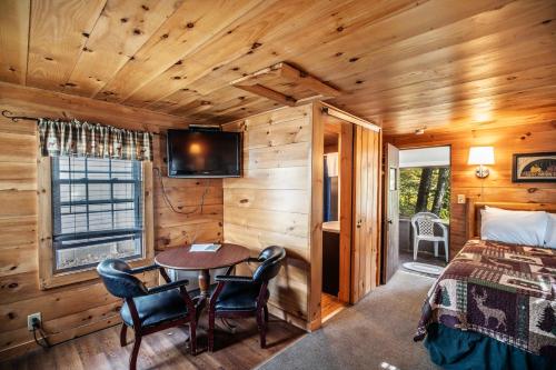 Televisyen dan/atau pusat hiburan di Pemi Cabins