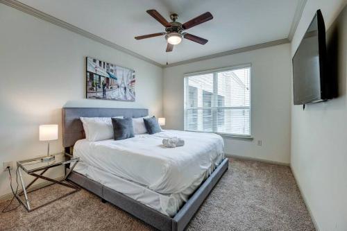 um quarto com uma cama e uma ventoinha de tecto em Stylish 2BR/2BA Apt Near NRG, Gym, Pool, Pets Ok. em Houston
