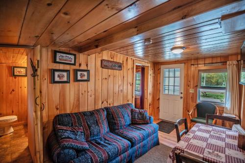 Ruang duduk di Pemi Cabins