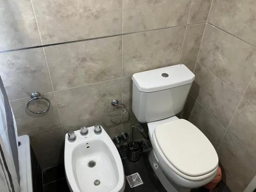 ein kleines Bad mit einem WC und einem Bidet in der Unterkunft Losgumitas 2 in Mar de las Pampas