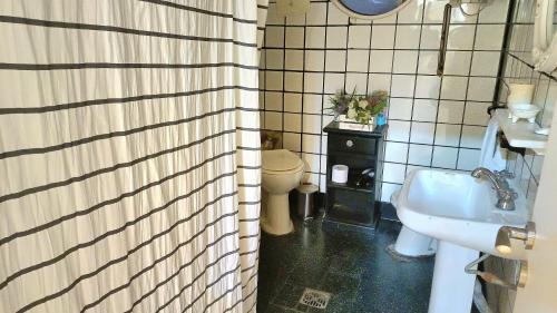 a small bathroom with a sink and a toilet at Departamento 2 dormitorios Microcentro in Corrientes