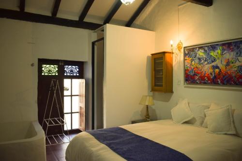 Un dormitorio con una cama grande y una ventana en HOTEL CHORRO DE LUZ en Bogotá
