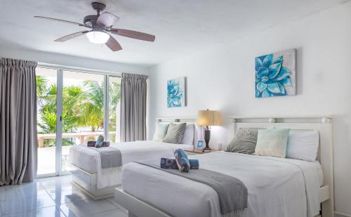 1 dormitorio con 2 camas y ventilador de techo en 1209 Beautiful Beach Studio on Hotel Zone, en Cancún