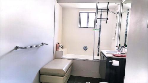 uma casa de banho com um chuveiro, um WC e um lavatório. em Kumera Home em Gold Coast