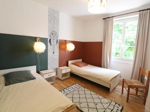 Tempat tidur dalam kamar di Gîte Blaison-Saint-Sulpice, 3 pièces, 4 personnes - FR-1-622-1