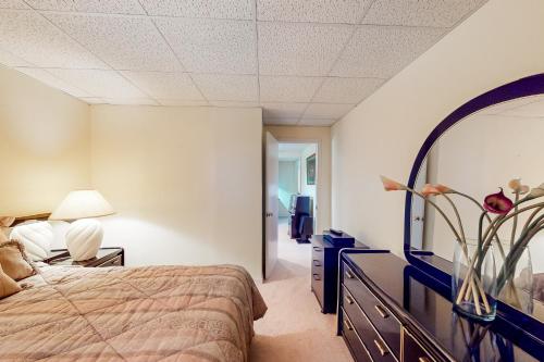 1 dormitorio con cama, tocador y espejo en CJ Estates en Waldorf