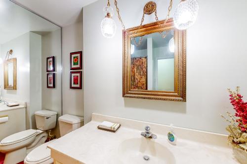 y baño con lavabo, aseo y espejo. en CJ Estates en Waldorf